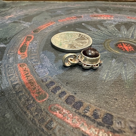 SMALL 925 silver sun swirl pendant with dark purple stone - Picture 4 of 9